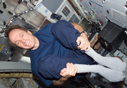 STS115-E-07943