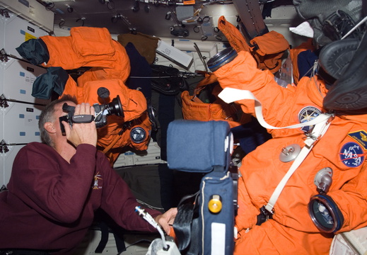STS115-E-07951