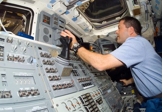 STS116-E-05933