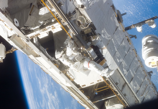 STS116-E-05986