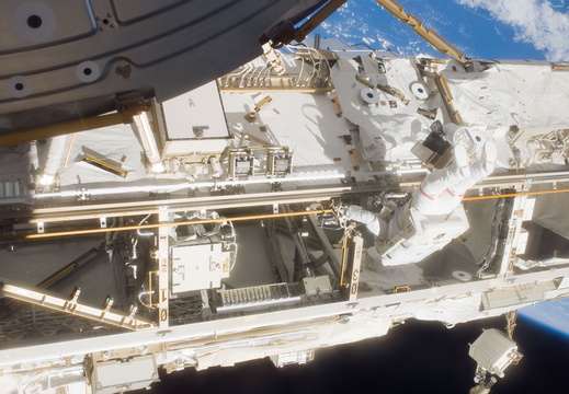 STS116-E-06005