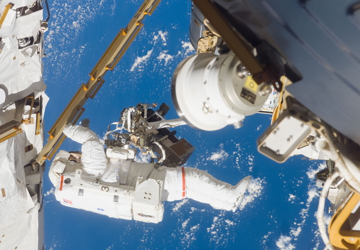 STS116-E-06011