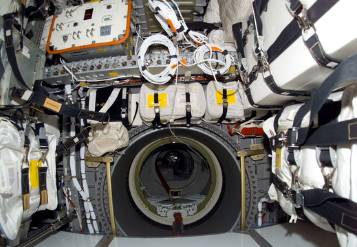 STS116-E-06096