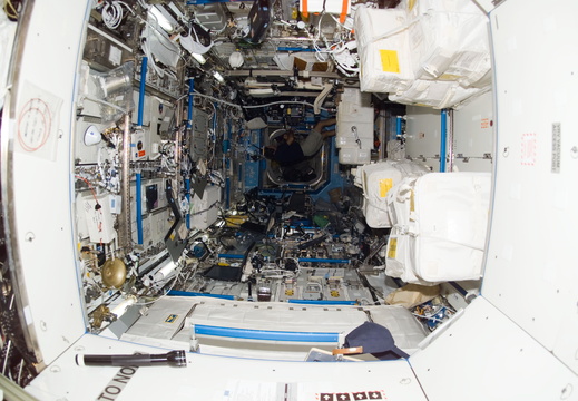 STS116-E-06105