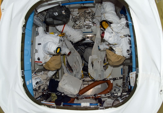 STS116-E-06108