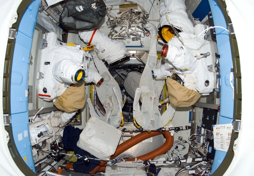 STS116-E-06109