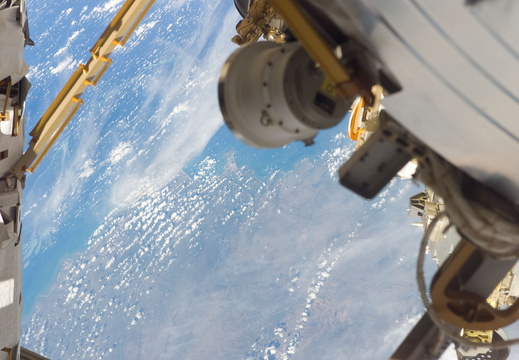 STS116-E-06330