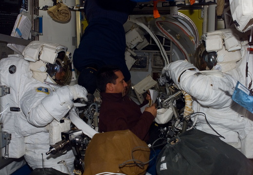 STS116-E-06806