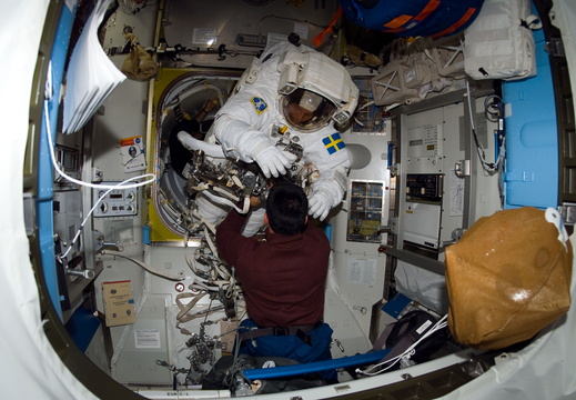STS116-E-06832