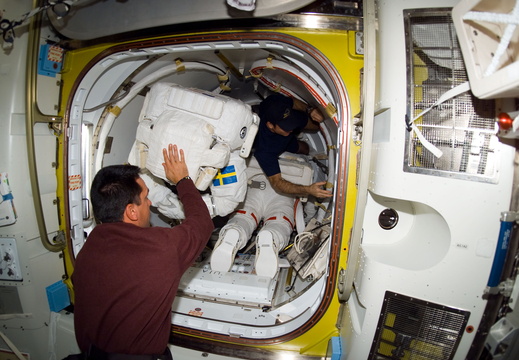 STS116-E-06836