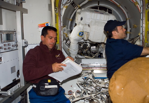 STS116-E-06841