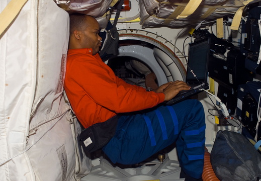 STS116-E-07421
