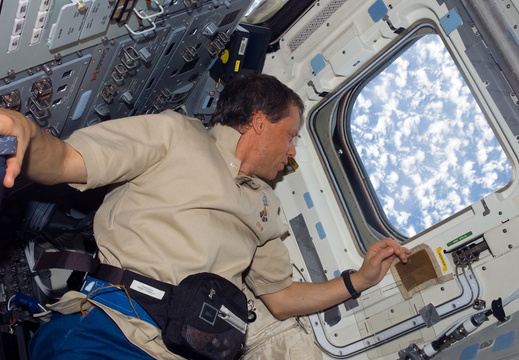 STS116-E-07591