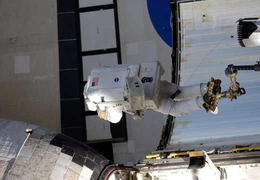 STS117-E-08996
