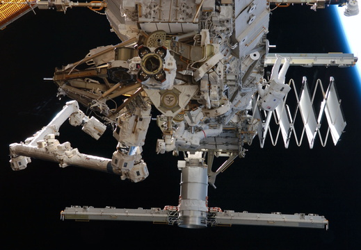 STS117-E-09023