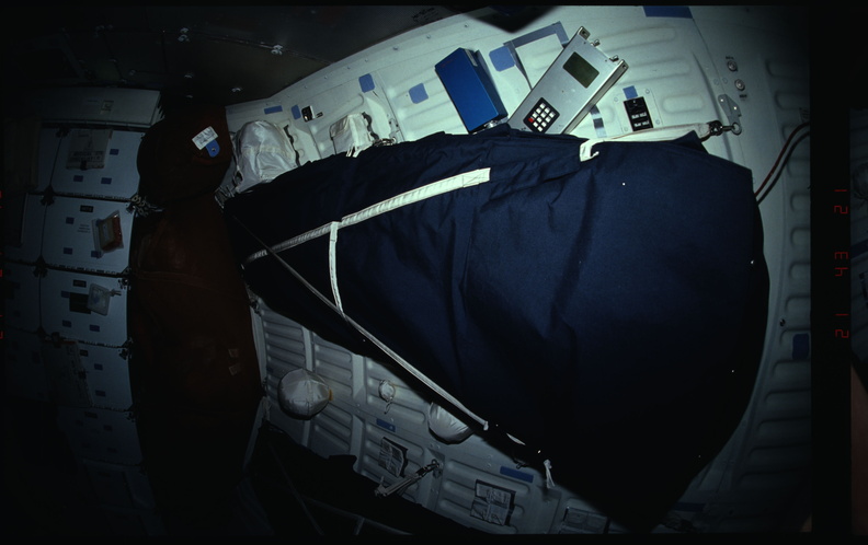 STS031-01-022.jpg