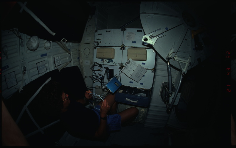 STS031-01-023.jpg