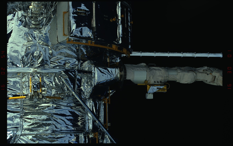 STS031-03-008.jpg