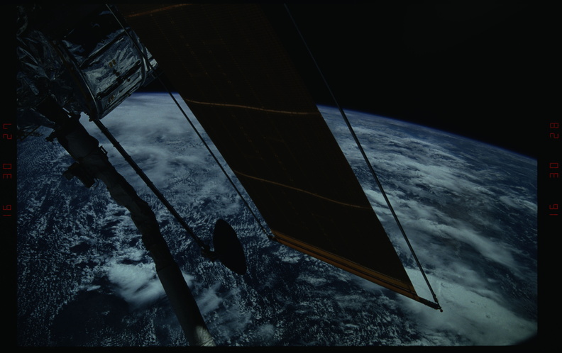 STS031-03-011.jpg