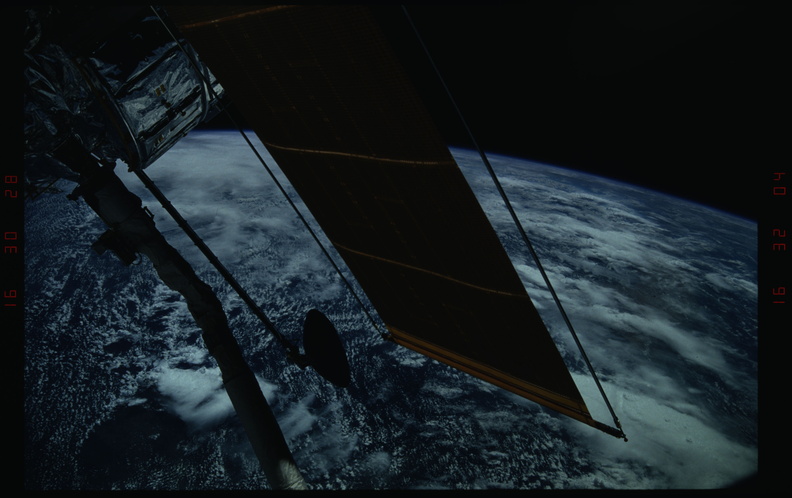 STS031-03-012.jpg