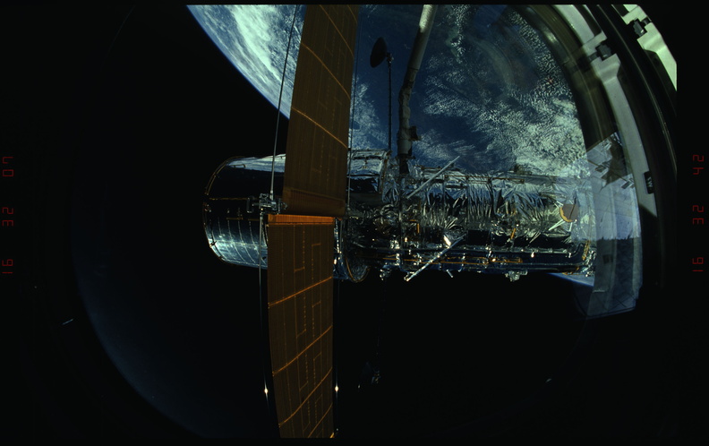 STS031-03-014.jpg