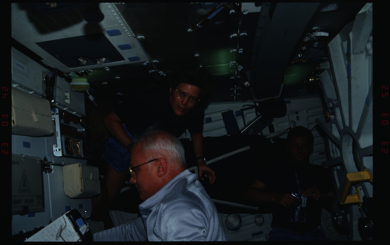 STS031-04-004.jpg