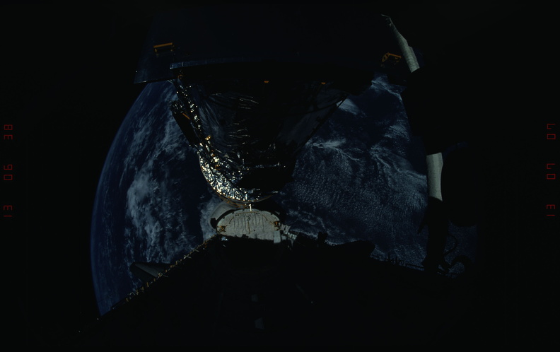 STS031-04-019.jpg