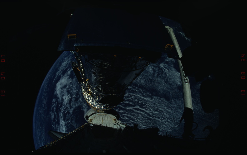 STS031-04-020.jpg