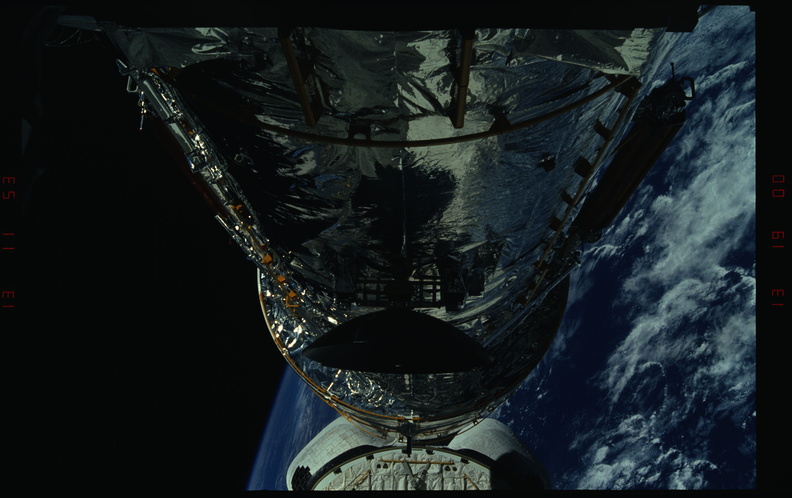 STS031-04-027.jpg