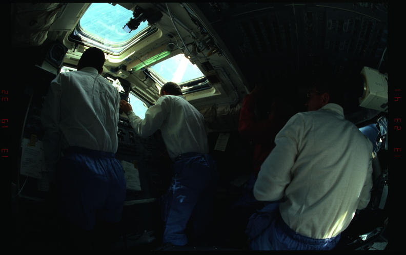STS031-04-030.jpg