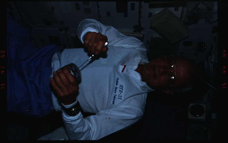 STS031-05-011.jpg