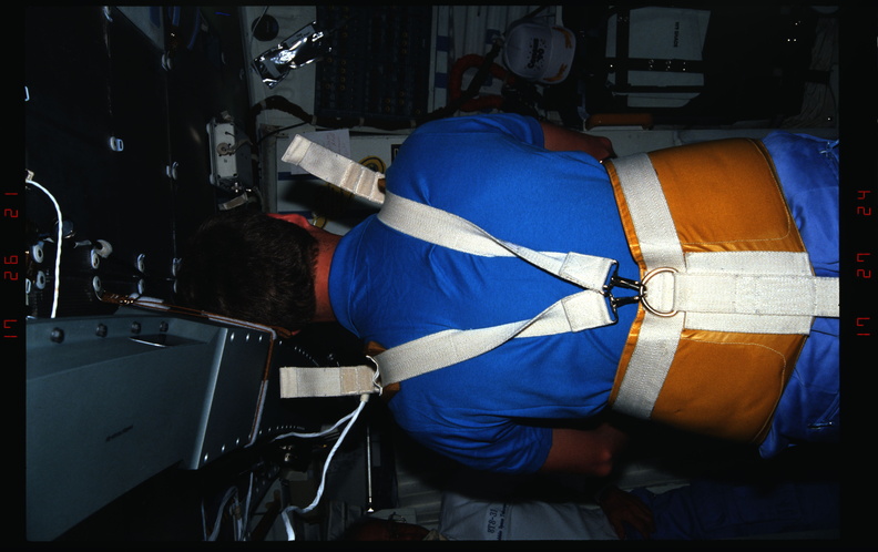 STS031-06-004.jpg