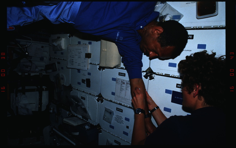 STS031-07-020.jpg