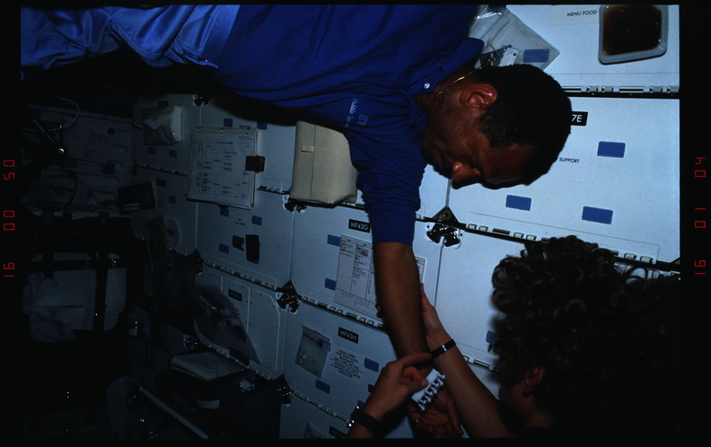 STS031-07-022.jpg