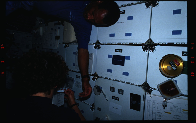STS031-07-023.jpg