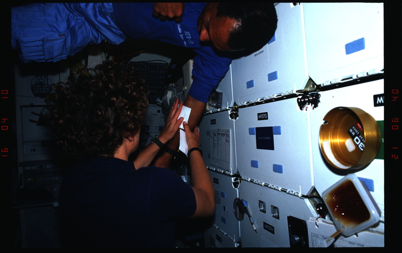 STS031-07-025.jpg
