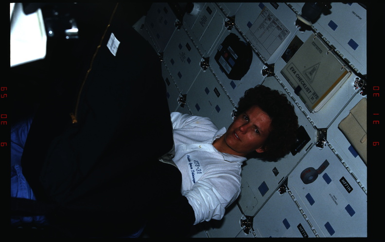 STS031-07-035.jpg