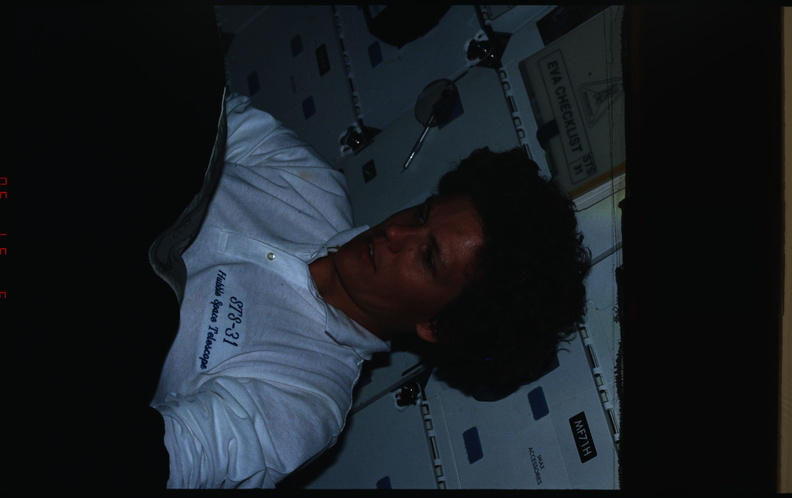 STS031-07-036.jpg