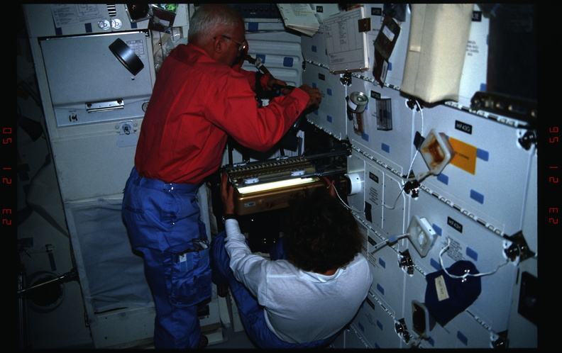 STS031-08-009.jpg