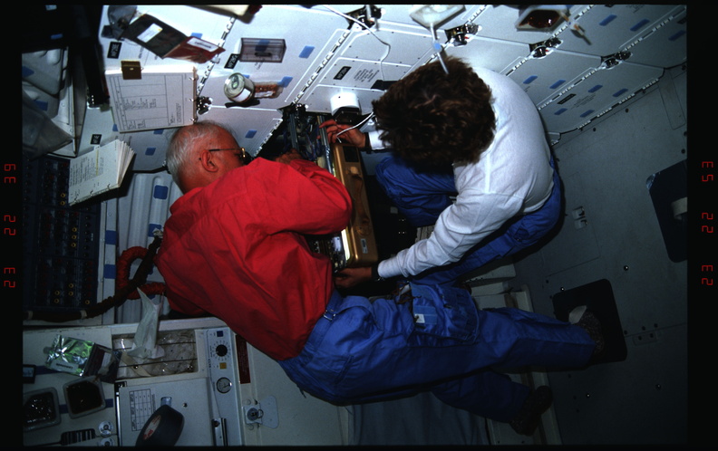 STS031-08-011.jpg