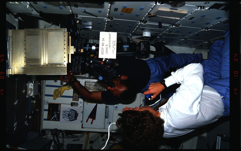 STS031-08-035.jpg