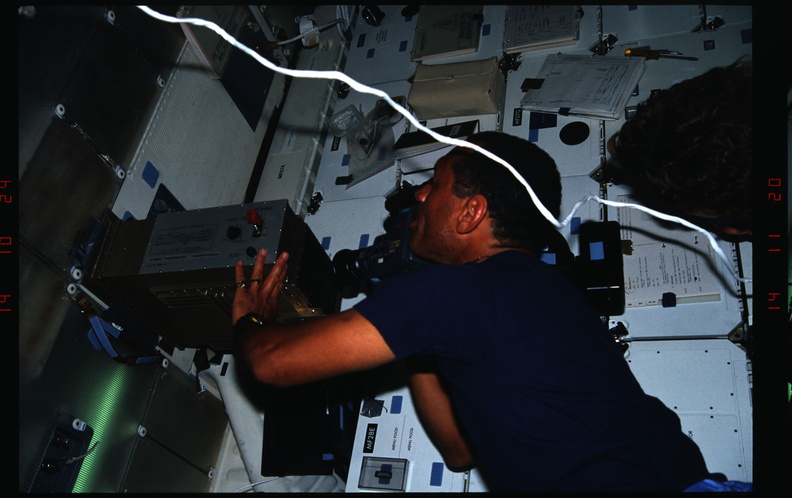 STS031-08-036.jpg