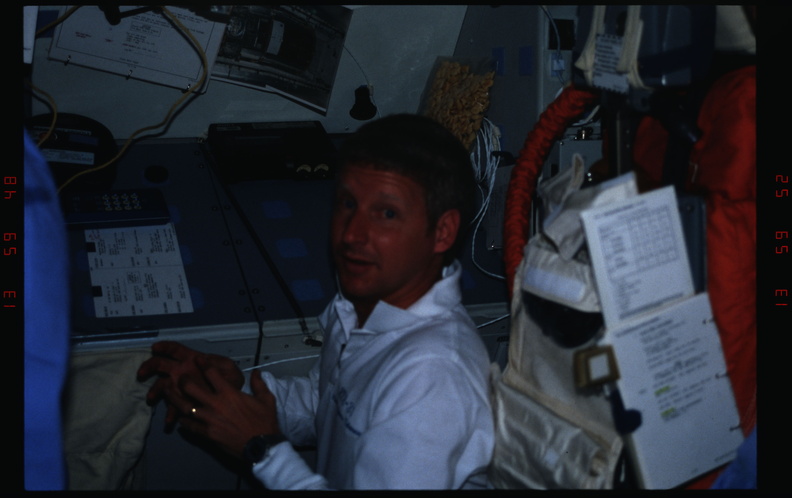STS031-10-008.jpg