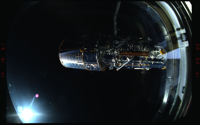 STS031-10-015.jpg
