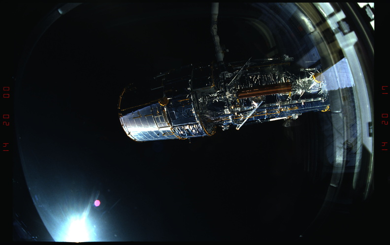 STS031-10-016.jpg
