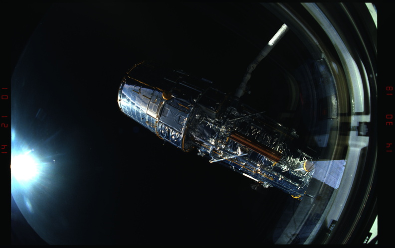 STS031-10-020.jpg