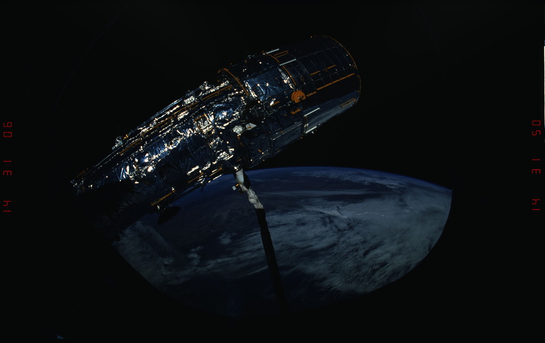 STS031-10-024.jpg