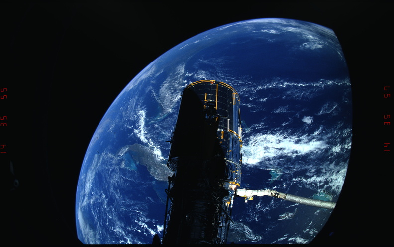 STS031-10-033.jpg