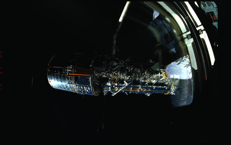 STS031-10-037.jpg