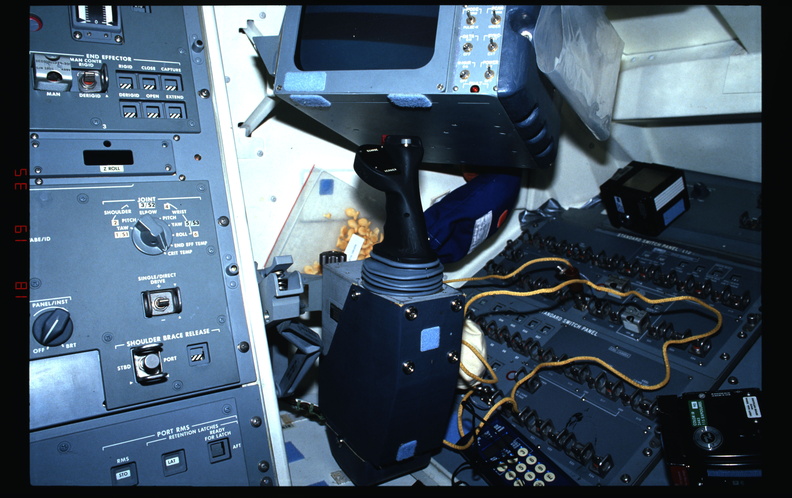 STS031-11-001.jpg